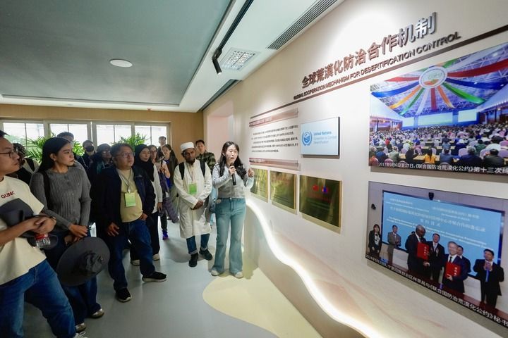 2026年4月13日，荒漠化防治技术与实践国际研修班成员在位于宁夏的中国—中亚荒漠化防治合作中心参观。新华社记者 杨植森 摄