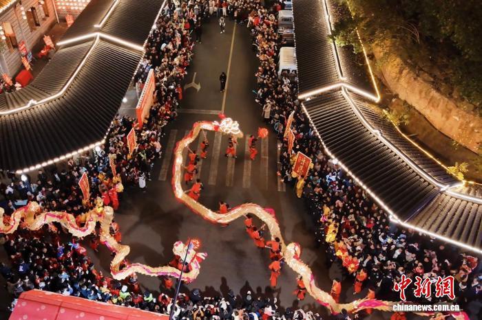 2月18日晚，四川省乐山市沐川县，两条草龙全城巡游。　(受访者 供图)