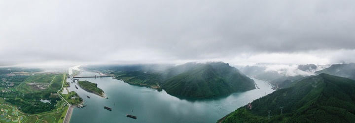 这是2023年8月15日拍摄的广西大藤峡水利枢纽工程和周边峡谷（无人机照片）。新华社记者 曹祎铭 摄