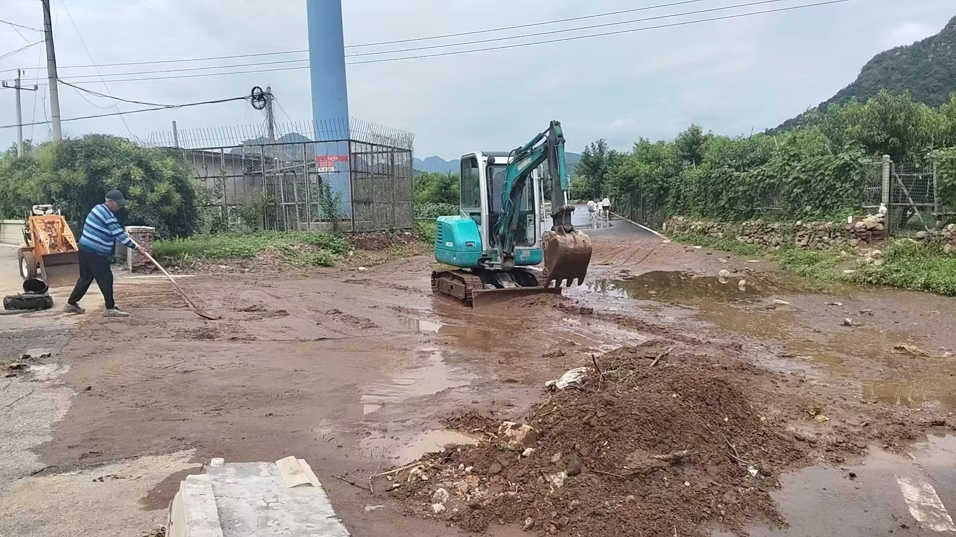 铲车清理淤泥。后北宫村供图