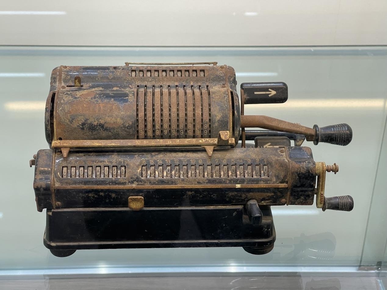 陈列在龙门水文站三层展厅的传统手摇计算尺(记者江晓晨 摄)