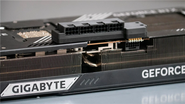 根治烧接口！玩家魔改RTX 5090定制四8Pin供电板：单线电流直接减半