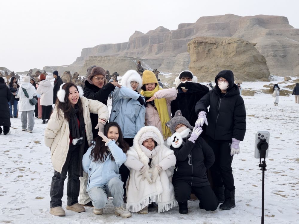 1月28日,台湾青年在新疆克拉玛依市世界魔鬼城景区合影。新华社记者 贺小童 摄