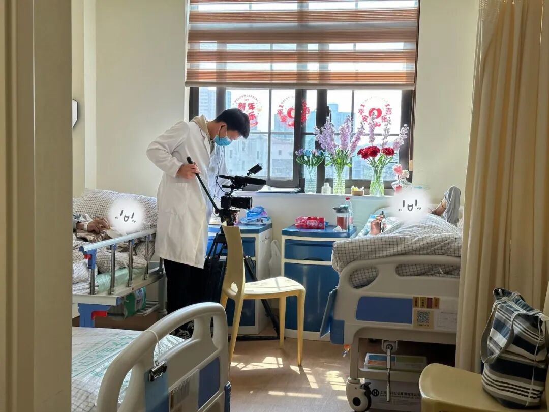 《前浪》摄制组在安宁疗护病房拍摄。（图/受访者提供）