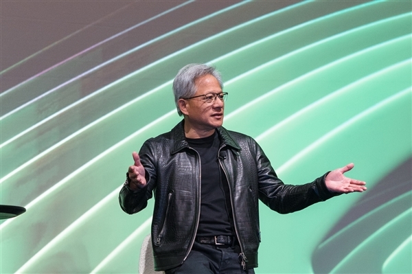 黄仁勋痛批AI末日论：对社会无益！