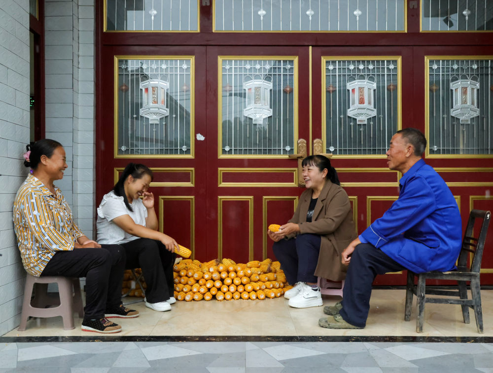 近日,花茂村村委会主任彭龙芬(右二)在群众家中走访。新华社发(李仁军 摄)