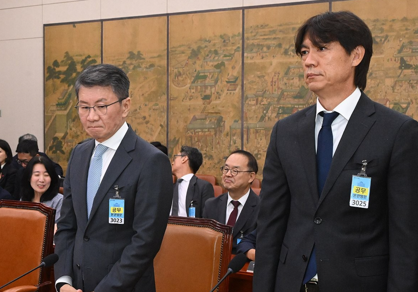 7月30日，郑梦奎（左）和洪明甫出席韩国会听证会。图源：韩媒