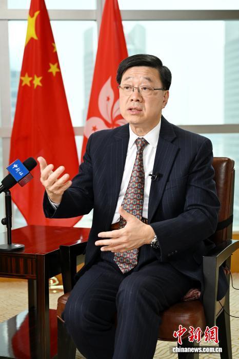 3月4日，香港特区行政长官李家超在北京接受 中新社记者独家专访。 中新社记者 田雨昊 摄