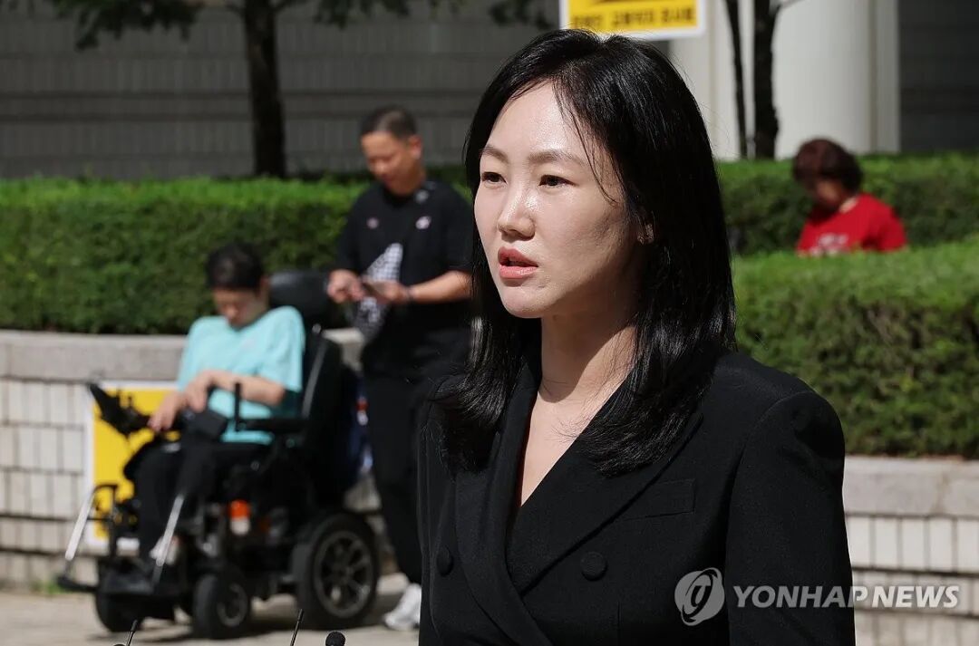 2026年9月2日，色动院性侵案受害者代理律师高恩英就法院一审判决发表意见。（图源：韩联社）