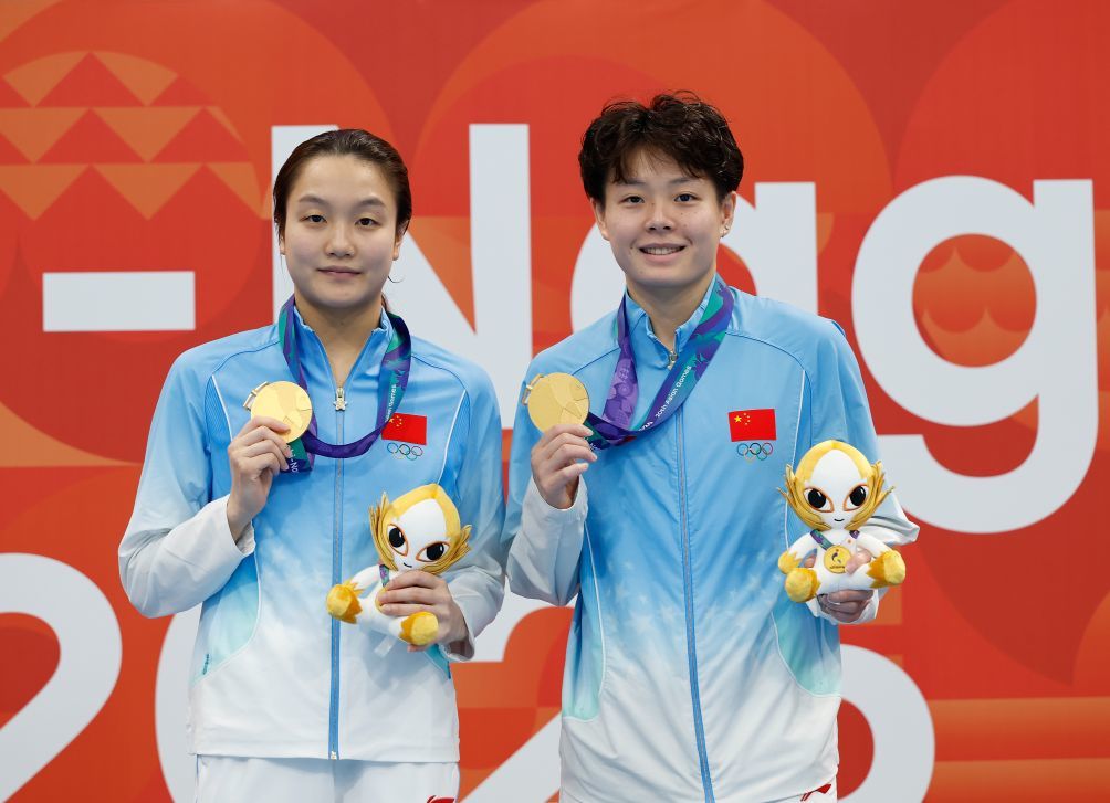 9月27日,冠军中国选手陈艺文(右)/陈佳在颁奖仪式上合影。