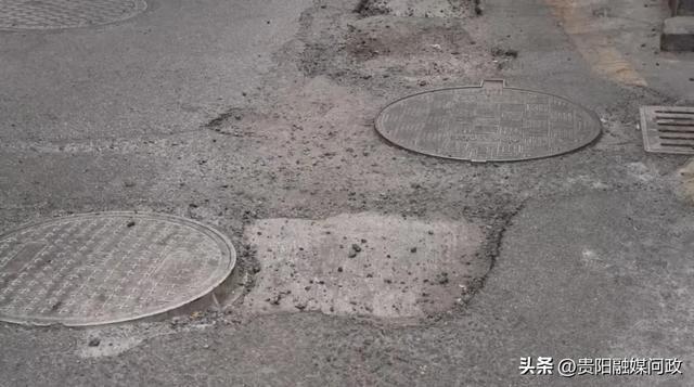 龙泉巷多处出现坑洼破损路面