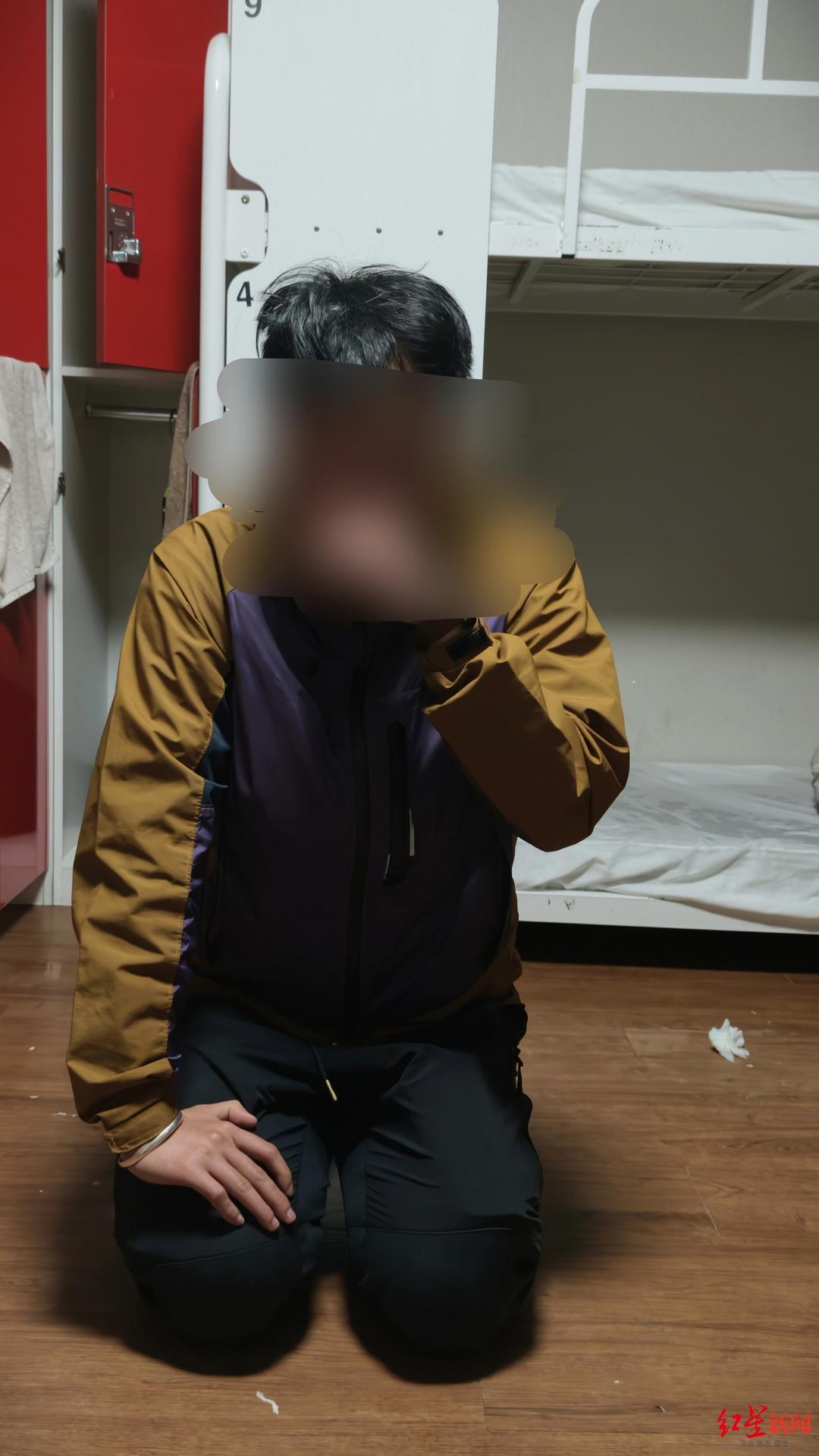 ▲涉事日籍男子跪在地上向张小姐道歉（受访者供图）