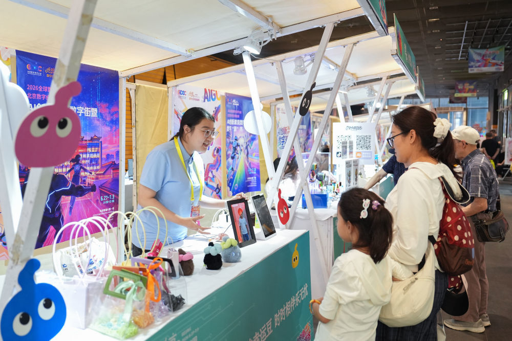7月2日,在北京隆福寺街区的隆福大厦,工作人员在数字“潮”市介绍展出的几款互动数字产品。新华社记者 鞠焕宗 摄
