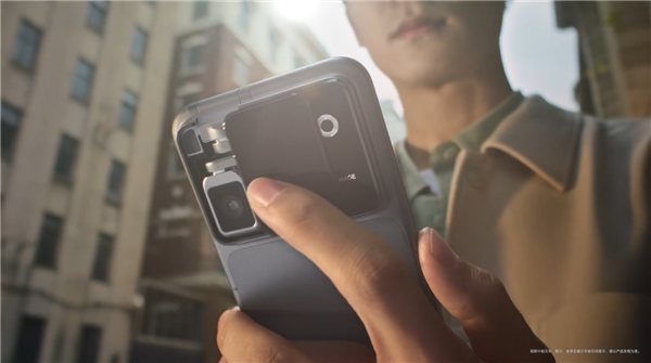 颠覆方法！人人首款机器东说念主手机登场 影石CEO刘靖康点赞荣耀Robot Phone：佳构