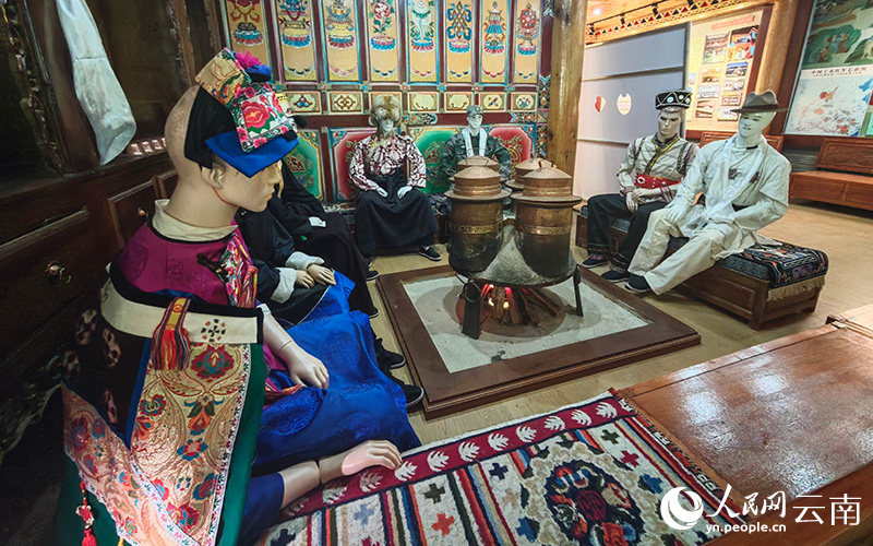 “和谐金龙”民族团结展厅内展出的金龙社区多民族家庭生活场景,左一模特所穿服饰为“目本”。人民网记者 木胜玉摄
