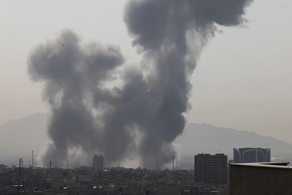 当地时间2026年2月28日,伊朗德黑兰发生爆炸后升起烟雾。图/视觉中国