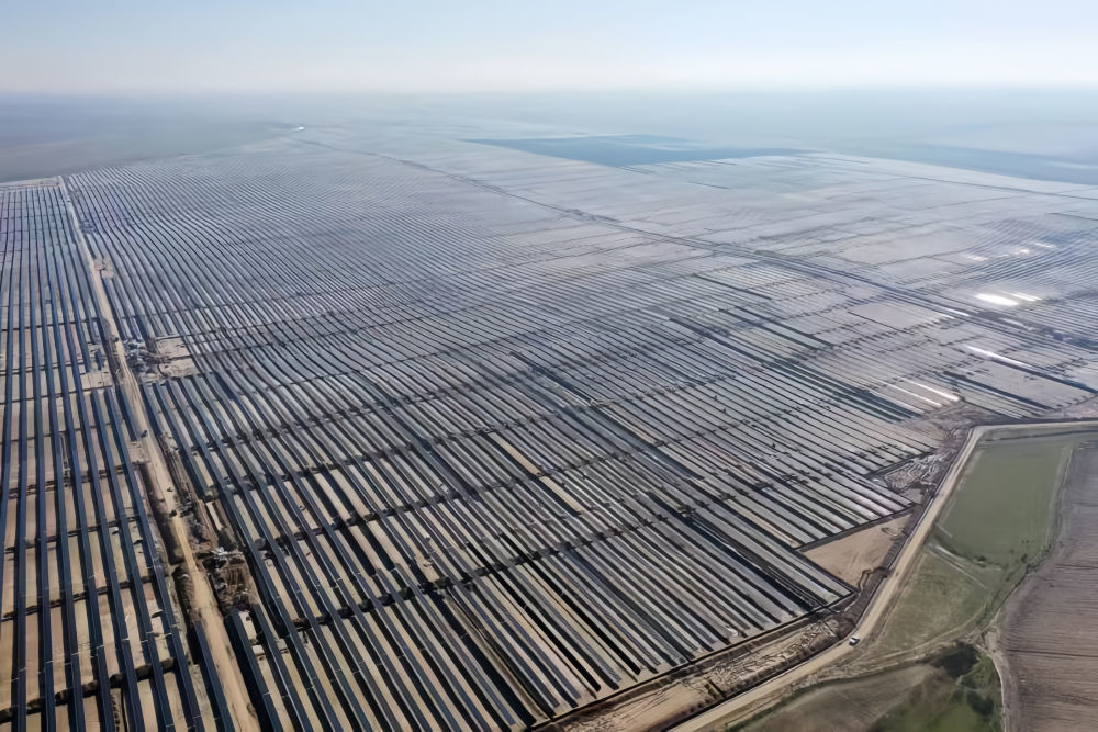 这是2024年4月29日拍摄的乌兹别克斯坦撒马尔罕光伏项目。新华社发(中国东方电气集团供图)