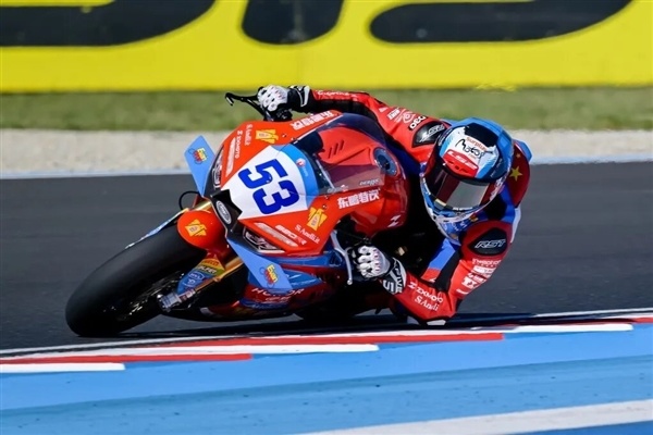 10战5冠势头凶猛！WSBK捷克站双冠后 张雪首谈签约德比斯原因