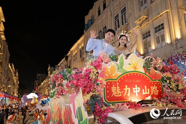 演员在花车上向市民游客挥手致意。人民网记者 陈博摄