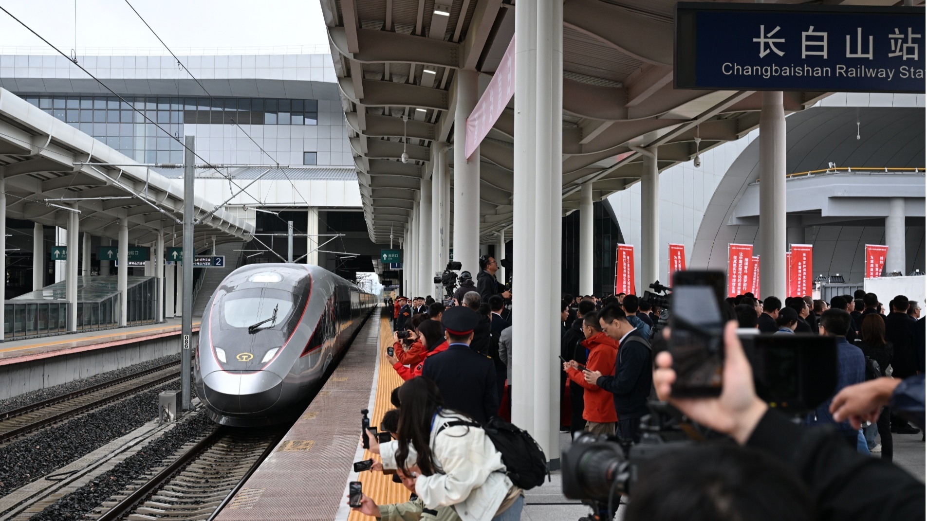 蓄势待发的沈白高铁复兴号(央广网记者 张学龙 摄)