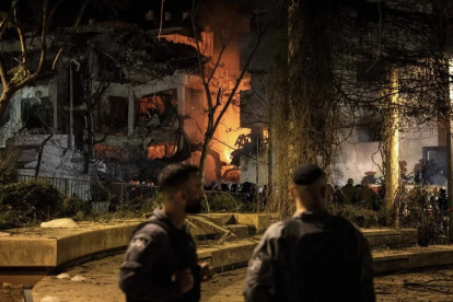 伊朗向以色列特拉维夫发射的导弹引起火灾。