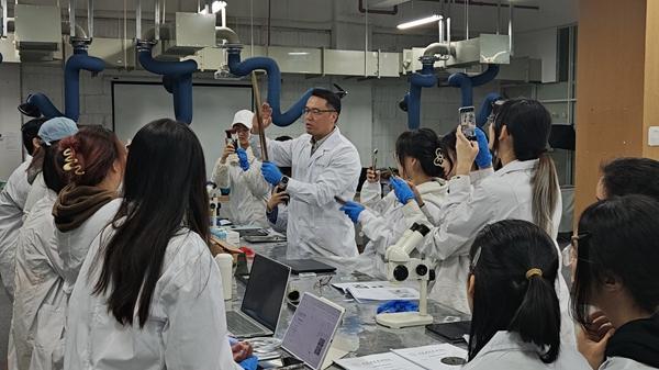 张珮琛为文保专业学生讲授文保修复知识。受访者供图