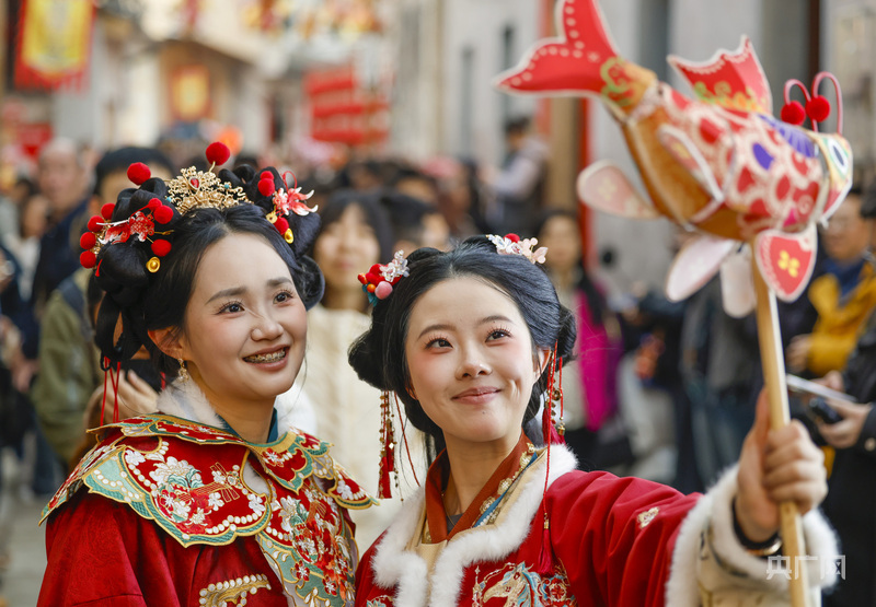 游客身着汉服手持徽州鱼灯合影留念（央广网发 施亚磊摄）