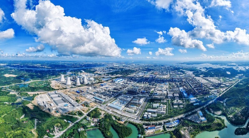 然后走进工厂厂区,听不到隆隆的轰鸣声,看不到滚滚的浓烟,也闻不到刺鼻的味道,反而如同走进了一个大花园,绿荫遍地、花香水清、果树丛林,远处的红树林肆意生长,极目远眺,蓝天碧海交相辉映。