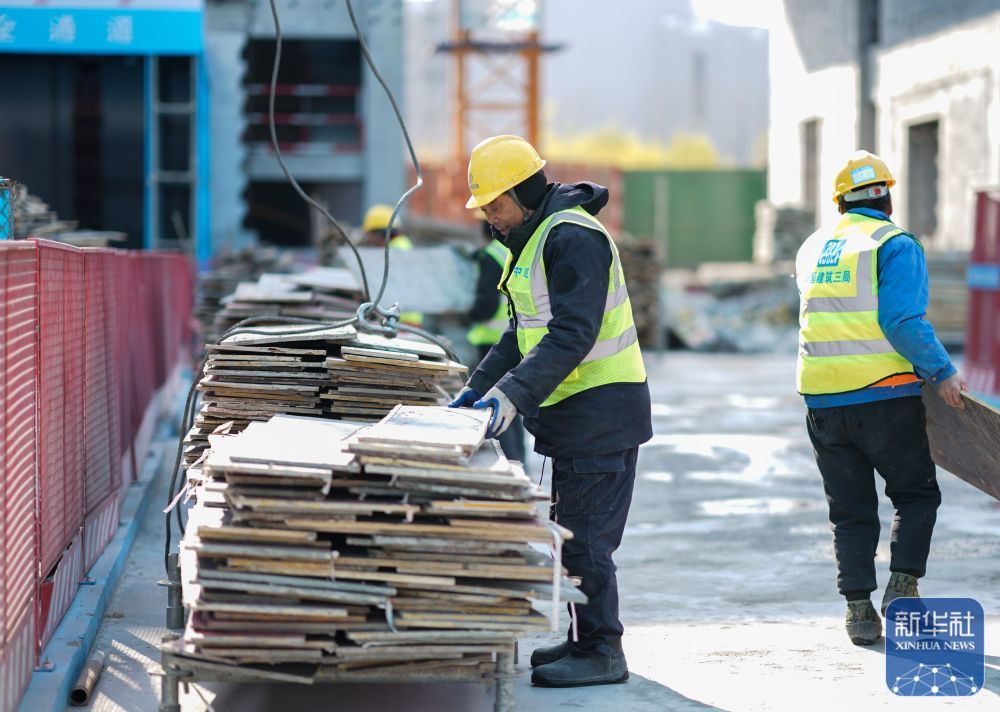 ↑ 1月2日,工人在位于上海的中建三局一公司灿瑞科技全球芯片研发中心项目工地施工。新华社记者 丁汀 摄