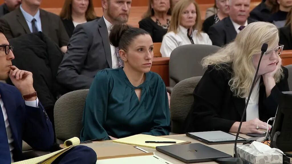 ·2026年1月,里奇斯(前排中)出庭。(美国《盐湖城论坛报》)