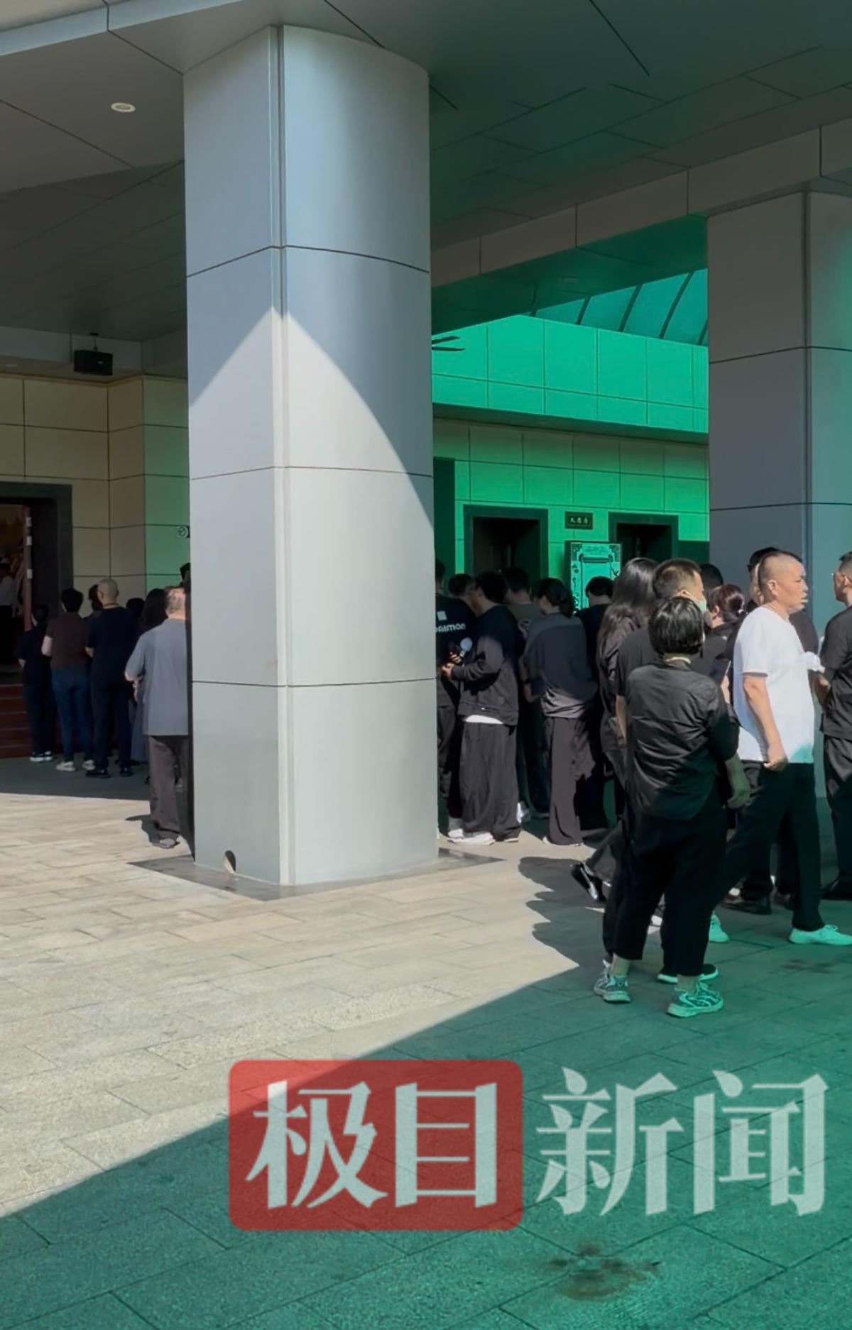 亲友在告别厅前等待（记者拍摄）
