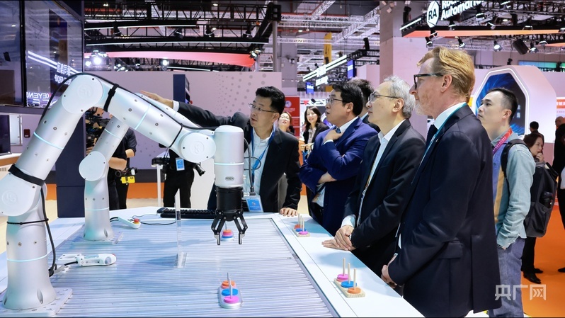 第八届进博会上,科技企业展商在向观众介绍产品(央广网记者 何智康 摄)