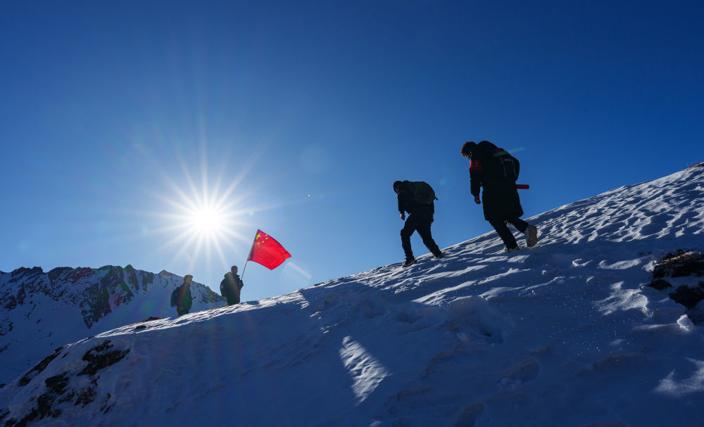 在西藏山南市隆子县玉麦乡境内，护边员们在雪坡上巡逻（2月6日摄）。新华社记者 丁增尼达 摄