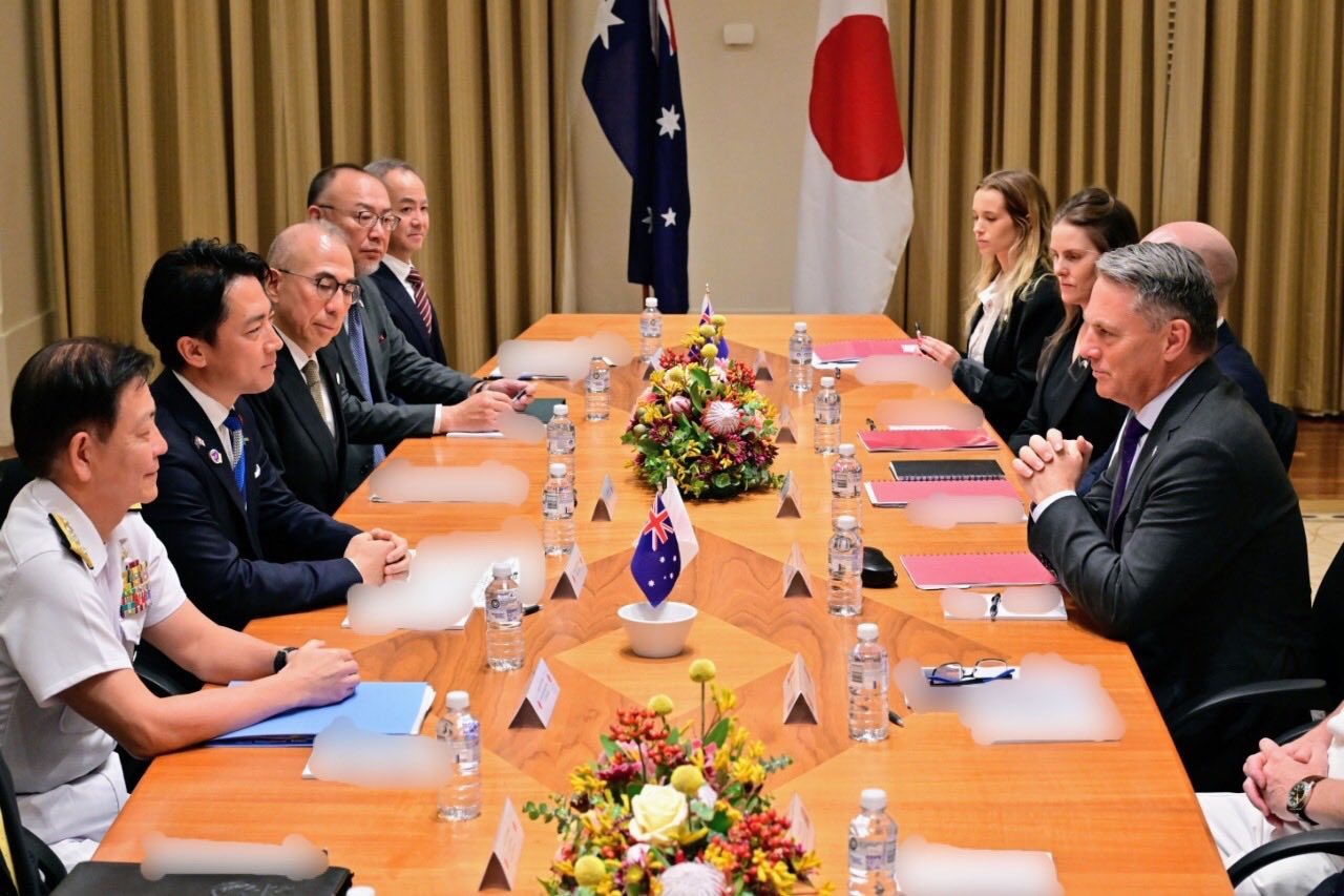 4月18日，日本防卫大臣小泉进次郎在墨尔本与澳大利亚副总理兼国防部长马尔斯举行了防务部长级会议。 防卫省X账号