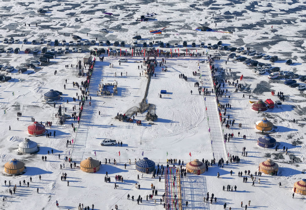 2025年12月27日，黑龙江省大庆市杜尔伯特蒙古族自治县第九届冰雪渔猎那达慕在当地连环湖启幕，这是冬捕出鱼现场（无人机照片）。杜尔伯特蒙古族自治县持续举办冬捕节、国际垂钓大赛等活动，每年因水、因鱼前来旅游的人数达数百万人次，渔文旅融合发展的模式，不仅带动了文旅市场，更拓宽了渔民的增收渠道。