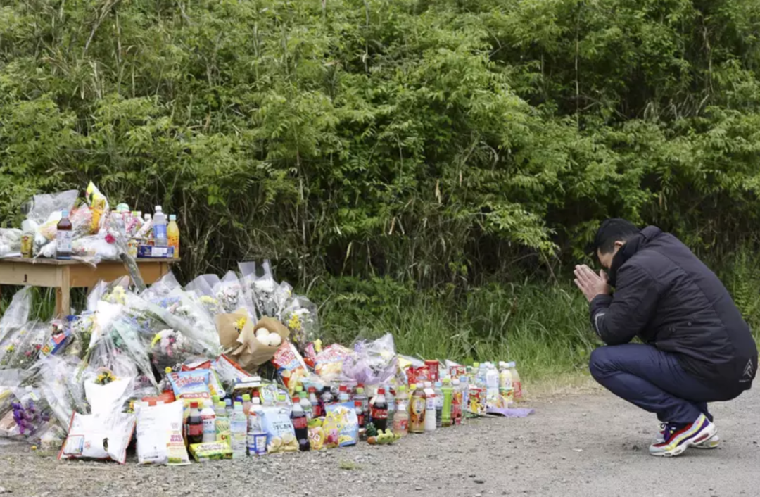 ·在发现结希遗体的地点附近,民众自发搭起了献花台。(日本共同社)