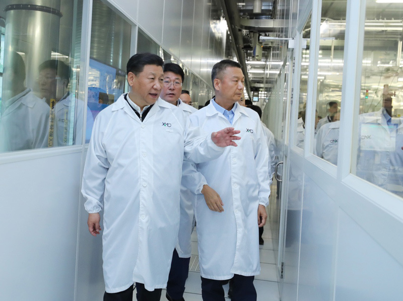 2018年4月，习近平总书记在湖北武汉新芯集成电路制造有限公司考察企业创新发展情况。