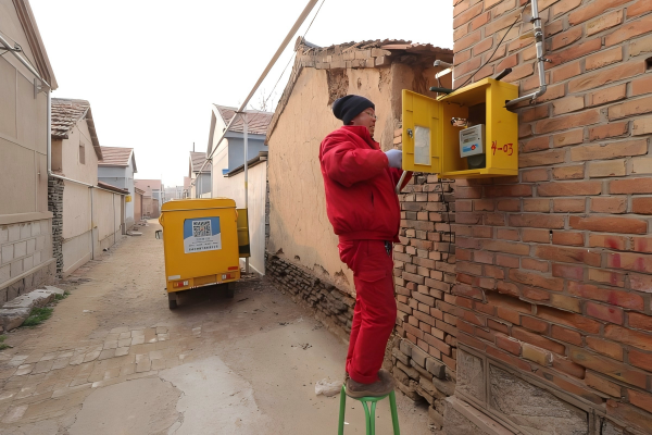 山东省滨州市,身穿红色工装的开发区燃气公司员工为村民检修燃气设备 东方ic