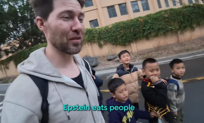 汤米被小孩追问“爱泼斯坦吃人”问题。 图片来源：汤米Sabbatical“油管”(YouTube)视频截图