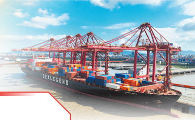 浙江宁波舟山港开通首条中欧北极集装箱快航航线后,货轮在装卸货物。新华社发