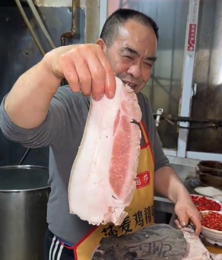 【“成都天价回锅肉3片卖105”登上热搜,商家回应:猪肉来自连山地区
