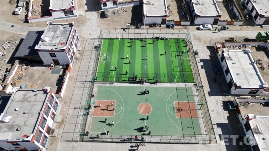 图为长所乡森嘎村新建的两块标准化运动场地 摄影：赵振宇