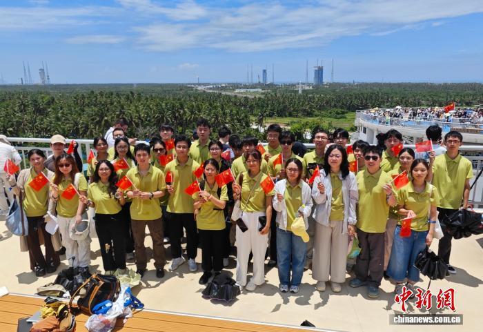 7月10日，港澳学子在海南文昌航天观礼中心等待观看火箭发射。中新社记者 符宇群 摄