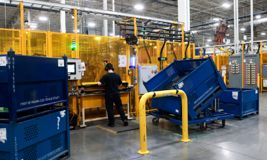 去年年初,位于密歇根州圣克莱尔的麦格纳电动车零部件工厂,如今大部分厂区空空荡荡。