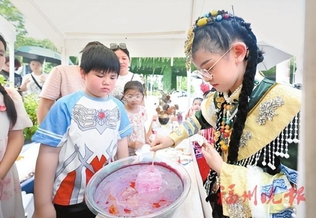 非遗义卖吸引了众多游客。