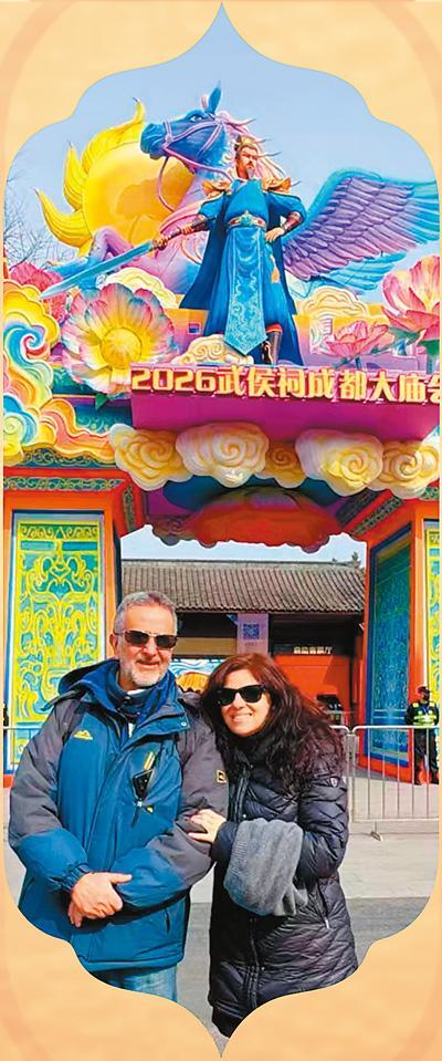 意大利游客马里齐奥和劳拉在四川成都武侯祠庙会。成都极自游国际旅行社供图
