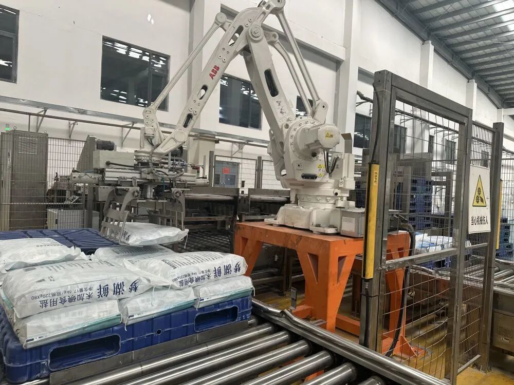 在甘肃漳盐胜雪盐业有限公司,机械手臂在抓取盐产品。新华社记者 王铭禹 摄