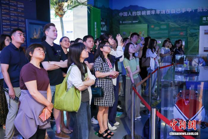 图为海南全面深化改革开放和中国特色自由贸易港建设成果展吸引参观者络绎不绝。　中新网记者 骆云飞 摄