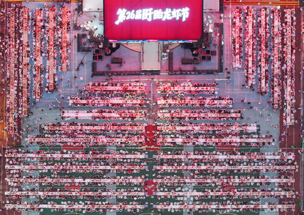 2026年6月12日拍摄的第26届盱眙龙虾节欢乐龙虾宴现场(无人机照片)。新华社图