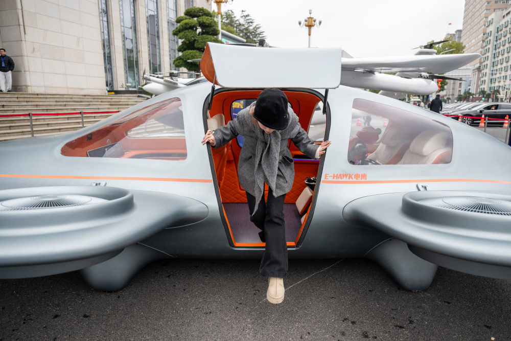 2026年2月24日,湖北自主研制的多款eVTOL(电动垂直起降飞行器)航空器以及人形机器人在“全省加快建成中部地区崛起的重要战略支点推进大会”上亮相。新华社记者 肖艺九 摄